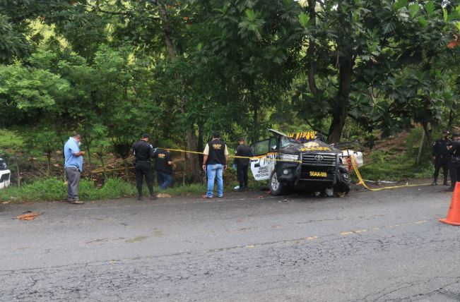 Guardia privado le pide “jalón” a la PNC y muere junto a un agente antinarcótico en un accidente de tránsito en Izabal