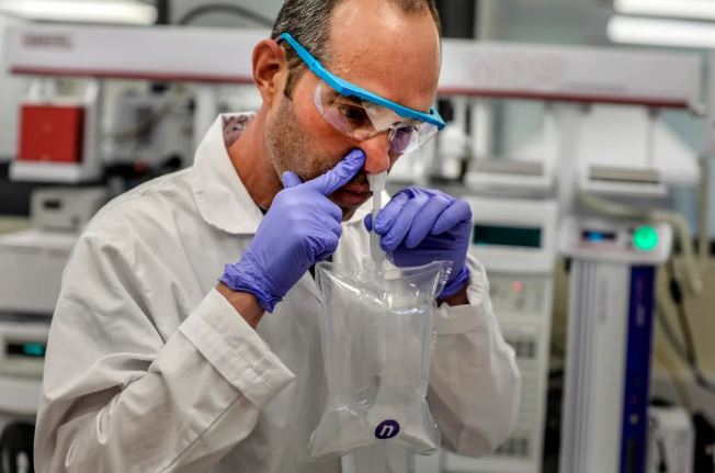 Una prueba similar a la de la alcoholemia puede detectar el coronavirus en 30 segundos