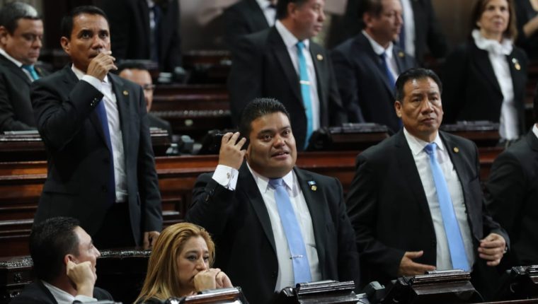 Hospitalizan en el Centro Médico Militar al presidente del Congreso, Allan Rodríguez, quien está enfermo de coronavirus