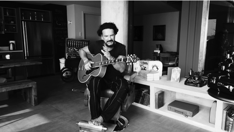 Ricardo Arjona sorprende a visitantes de Antigua Guatemala