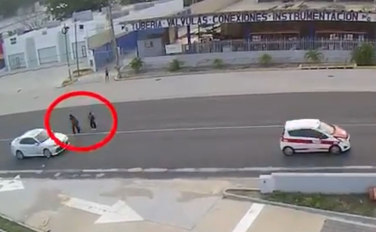 VIDEO: Víctima de asalto persigue y atropella a presuntos delincuentes en México
