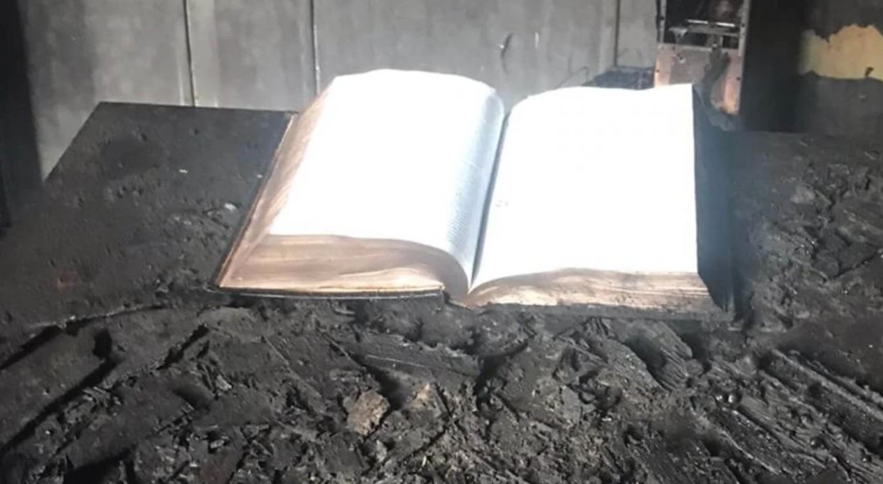 Encuentran a ladrón calcinado en incendio que destruyó una iglesia pero la biblia quedó intacta en Argentina