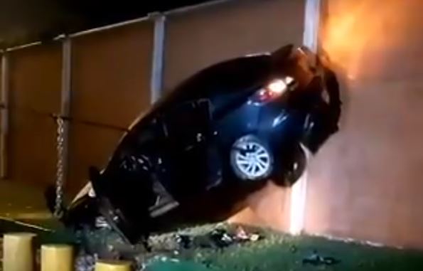 Video: así quedó el carro que chocó durante el toque de queda en Mixco