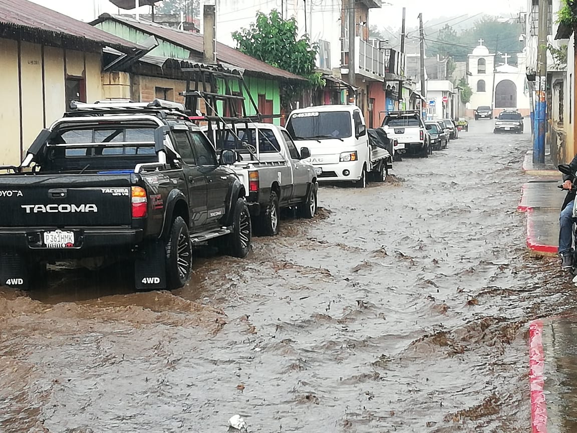 Videos: Lluvia y fuerte viento sorprenden al área metropolitana y Chimaltenango