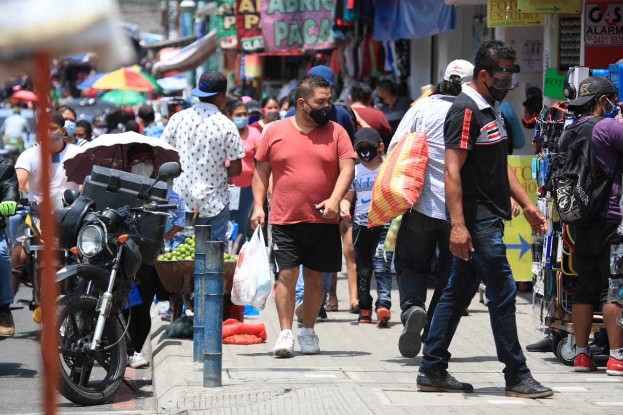 El Salvador vacuna al 41% de su población con esquema completo, ¿cómo va Guatemala?