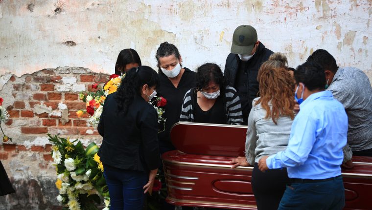 Aumento de contagios y muertes por covid-19 orilla a miles de guatemaltecos a buscar apoyo psicológico