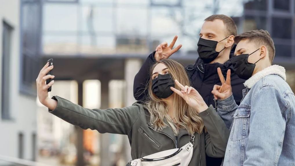 Sin mascarilla y en medio del riesgo del coronavirus, los jóvenes enfrentan la pandemia