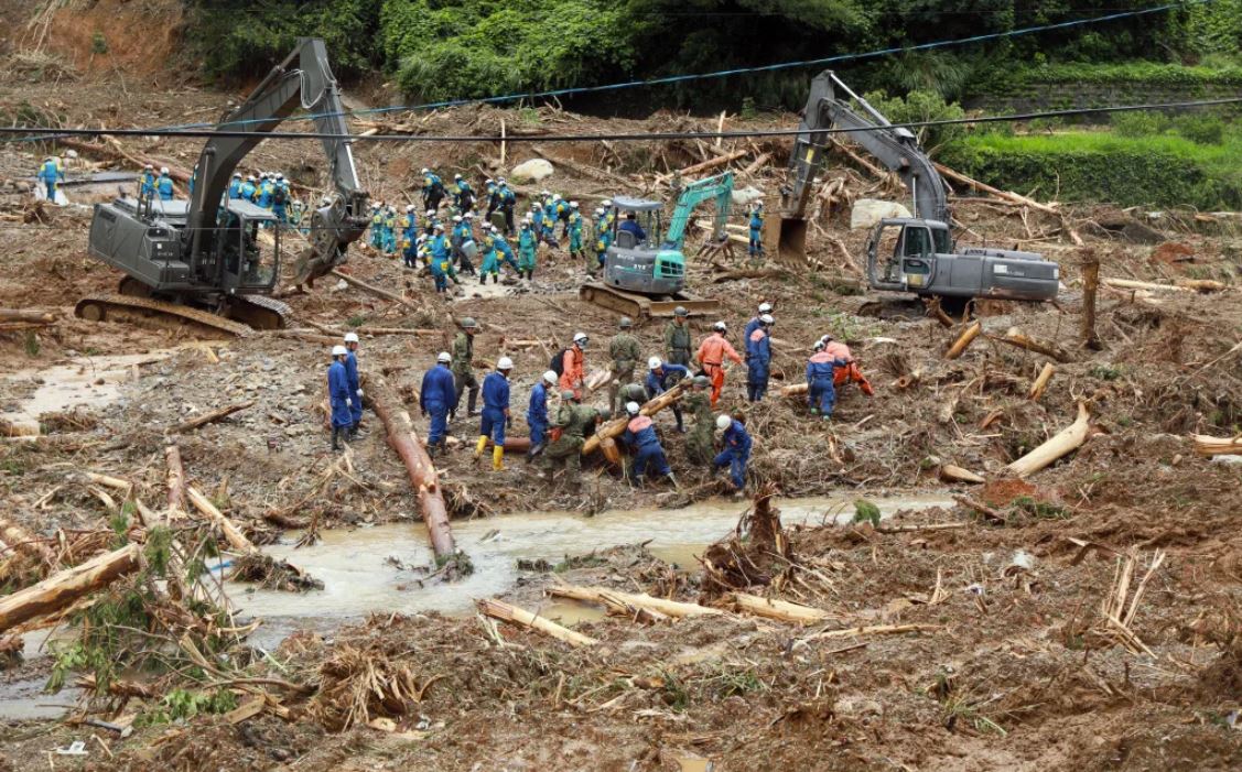 Desastre en Japón deja más de 50 muertos por inundaciones, donde se aceleran tareas de rescate