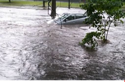 Aterrador: mujer que iba en su vehículo es succionada por un drenaje durante inundaciones en Nueva Jersey