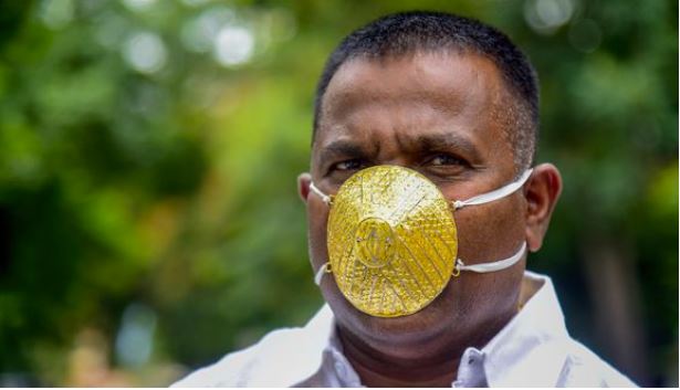 Millonario utiliza una mascarilla de oro para prevenir el contagio de coronavirus