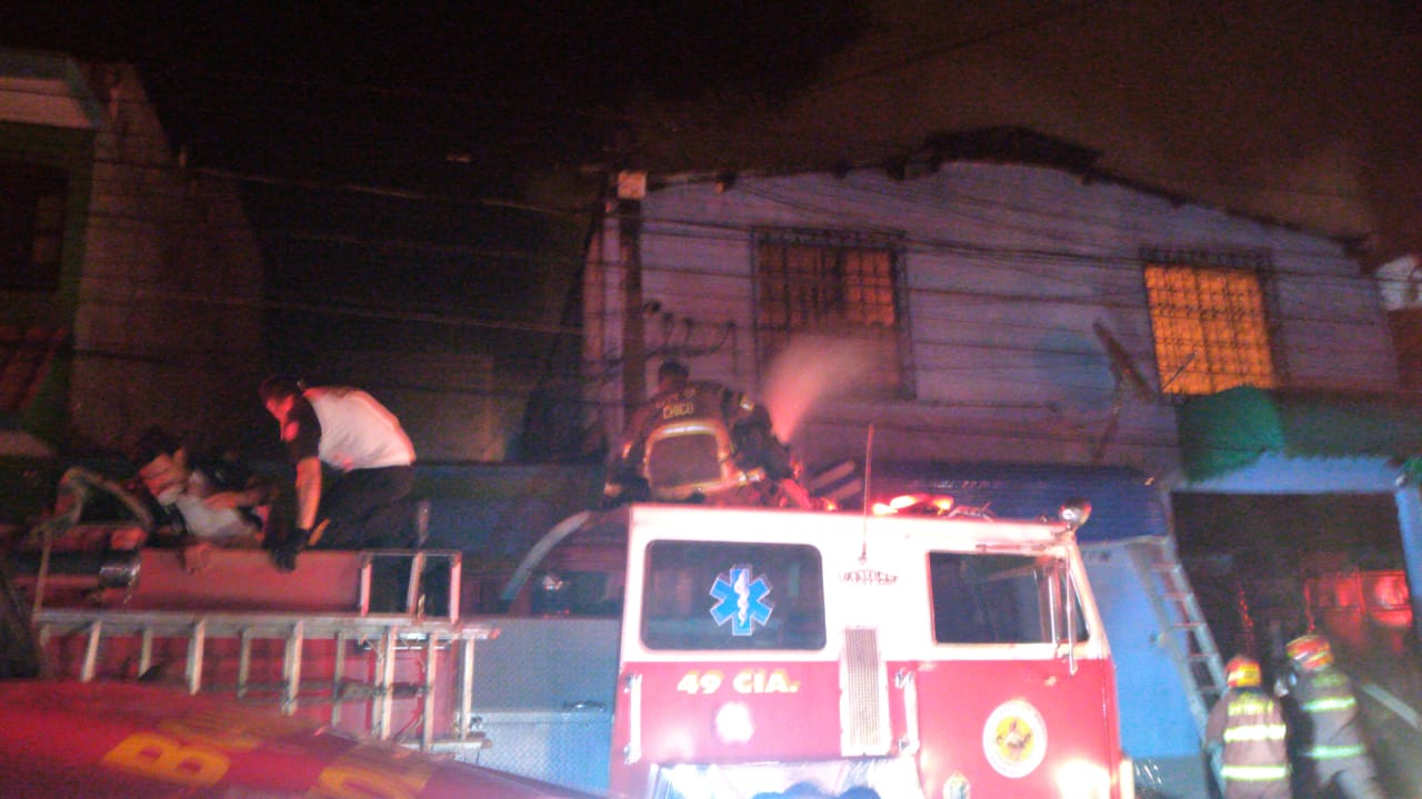 Video: Incendio consume bodega de calzado en Mixco