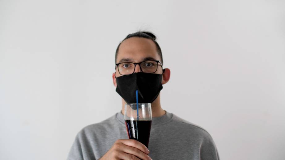 Por qué beber con pajilla puede ser clave para frenar los contagios