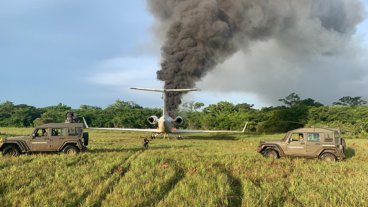 Narcotráfico: Localizan 2 mil 100 kilos de cocaína y un jet en llamas en selva de Petén