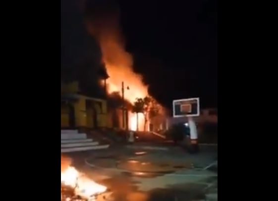 Vecinos incendian la Municipalidad de San Lucas Tolimán, pues rechazan el color rojo del tablero de alertas del coronavirus