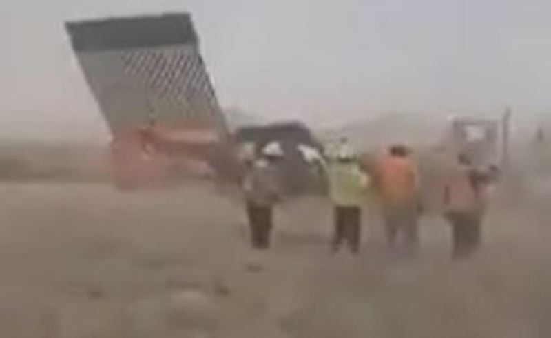 Video: ¡Fuera abajo! El momento en que una sección del muro de Trump colapsa al paso de la tormenta Hanna