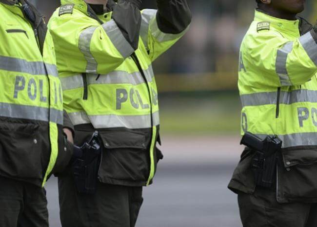 “Les vamos a impartir una charla”: ladrones disfrazados de policías se roban US$210 mil de banco en Colombia