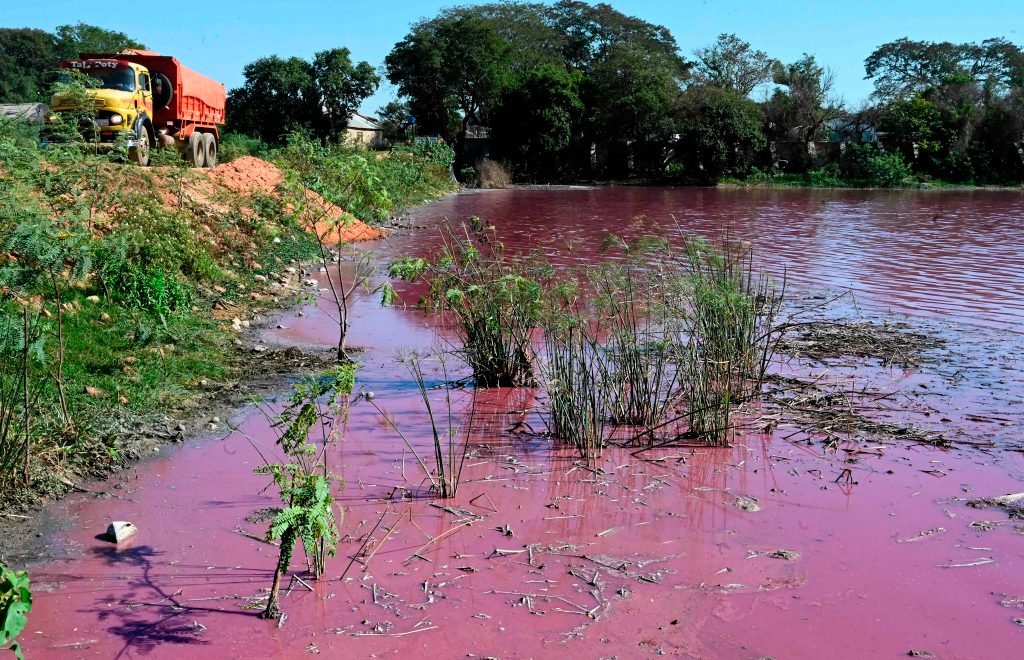 Las insólitas imágenes de un lago teñido de rojo en Paraguay