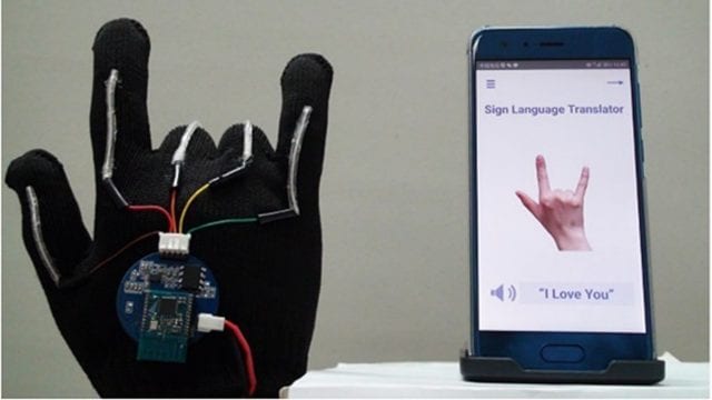 Así traducen estos guantes el lenguaje de señas a través de un smartphone