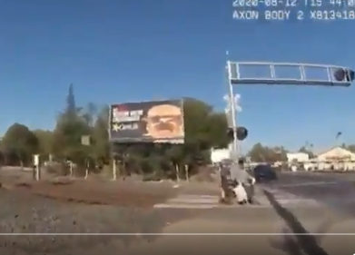 Video: el momento en que una mujer policía evita que un hombre en silla de ruedas sea arrollado por un tren en California
