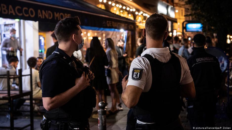 “No tenemos miedo”: jóvenes desafían reglas de coronavirus para ir de fiesta en Berlín