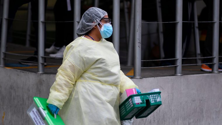 Giammattei anuncia que comprarán valijas que servirán como laboratorios móviles para detectar el coronavirus