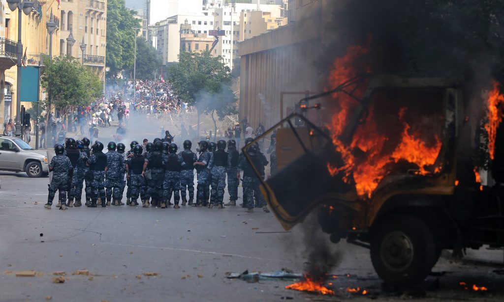“¡Cuélguenlos, cuélguenlos!”: videos muestran la tensión en Beirut, donde manifestantes tomaron el Ministerio de Relaciones Exteriores