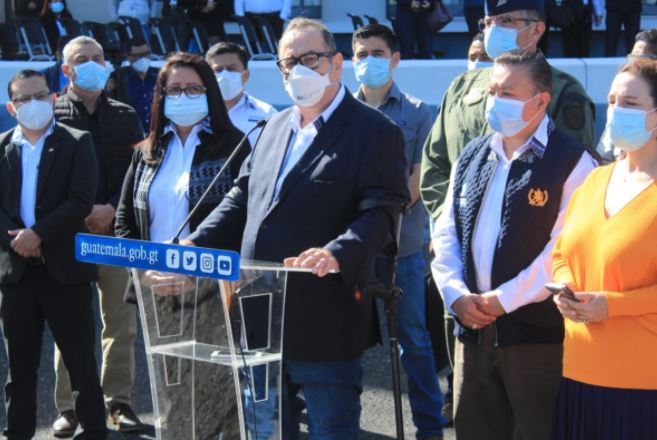 Coronavirus: “Yo jamás dije que la responsabilidad no era mía”, dijo Giammattei en actividad de entrega de escritorios para escuelas