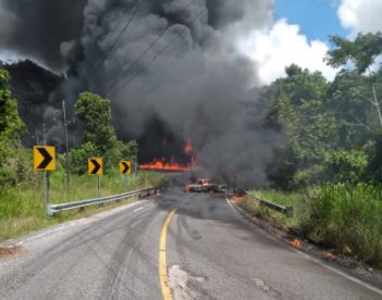 Camión cisterna que transportaba combustible se accidenta e incendia en la ruta a San Luis, Petén
