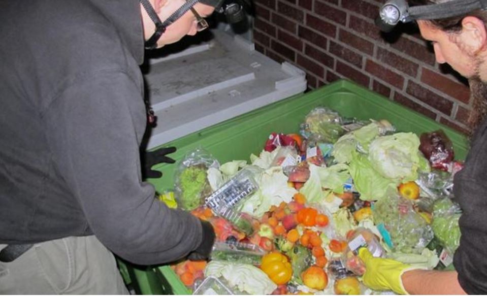 Condena por sacar comida de la basura: la lógica perversa de la sociedad de consumo