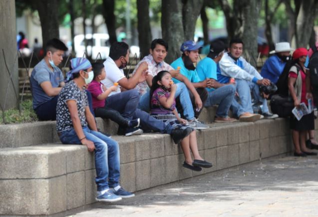 Giammattei afirma que la curva de contagios de coronavirus “poco a poco va bajando”