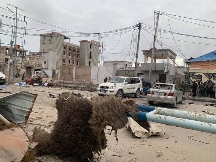 El ataque comenzó con la explosión de un coche bomba. (Foto Guatevisión: Twitter/@alex_le_bar)