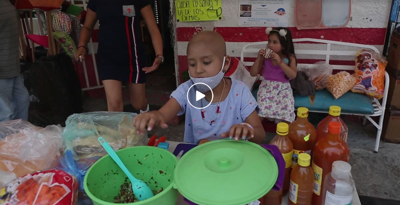 La emotiva historia de una niña de 6 años que vende churros para pagar su quimioterapia