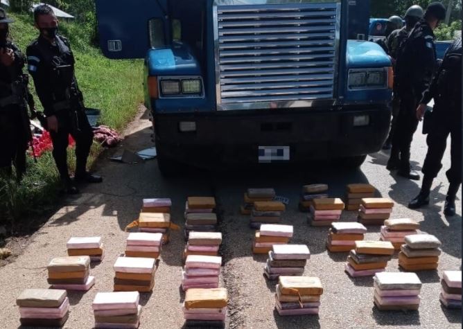Agentes antinarcóticos hallan más de 100 paquetes de droga en la cabina de un camión cargado con bloc