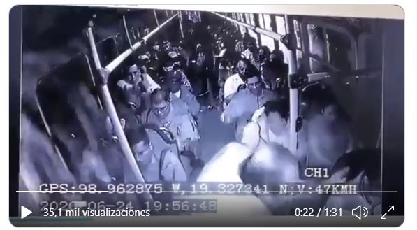 Video: el drama que vivieron pasajeros de un bus en México durante asalto que termina en balacera