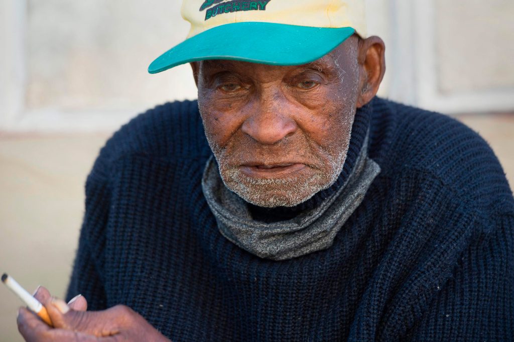 Fredie Blom fuma mientras celebró su cumpleaños 116, el pasado 8 de mayo. Falleció este sábado, según confirmó su familia. Foto: AFP