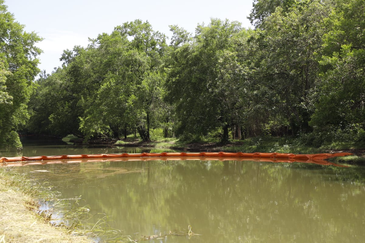 Ministro de ambiente visita río contaminado por combustible en Izabal