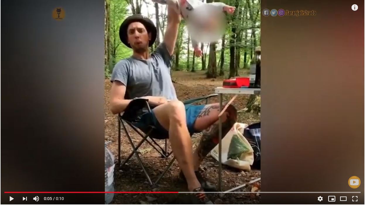 “A los niños hay que tratarlos como a monos”, dijo influencer ruso que fue arrestado por balancear a su hija cabeza abajo