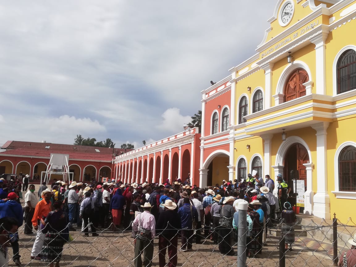 Turba causa destrozos en la Municipalidad de Joyabaj, Quiché