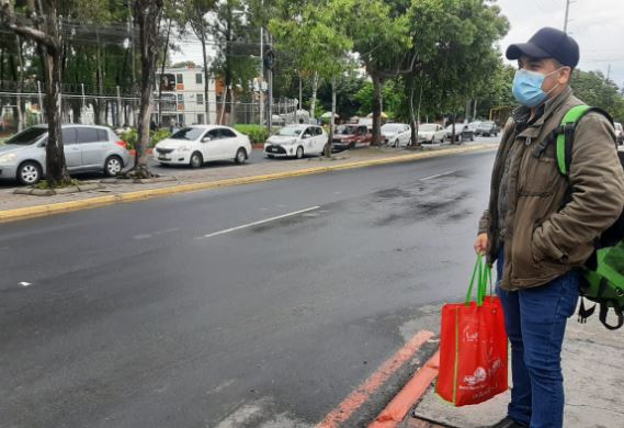 Luis Ángel Avendaño, la ejemplar historia del joven que hace mandados a “pie” para superar la crisis del covid-19