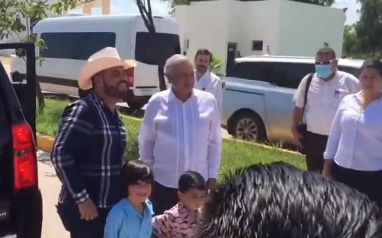 López Obrador se fotografía con polémico artista de narcocorridos El Komander
