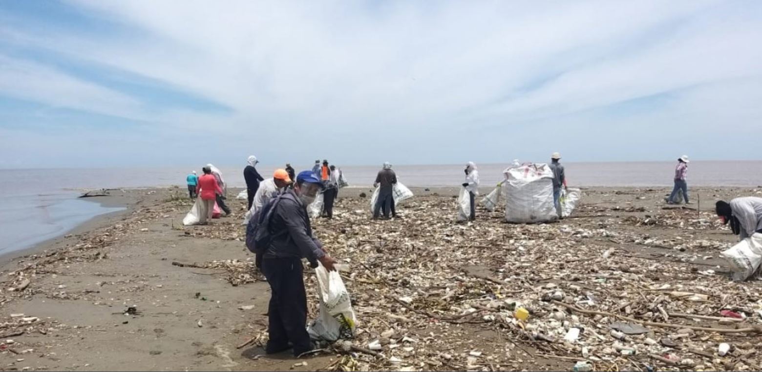 Extraen 60 toneladas de basura de la cuenca del río Motagua en medio de reclamos por contaminación de playas hondureñas  