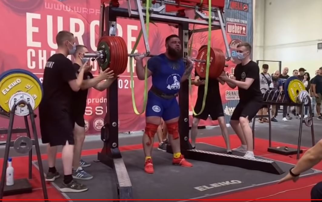 ¡Doloroso video! Fisicoculturista ruso se fractura las rodillas al levantar más de 800 libras