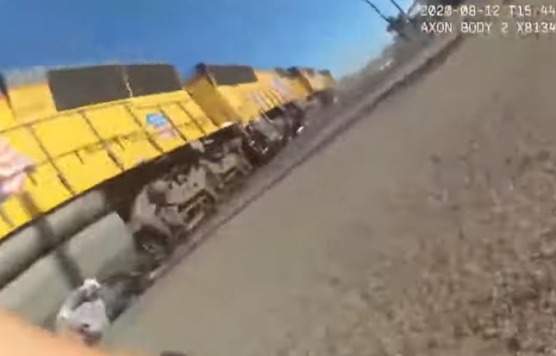 Vea el impactante momento en que una policía de California quitó de la línea del tren a un hombre en silla de ruedas