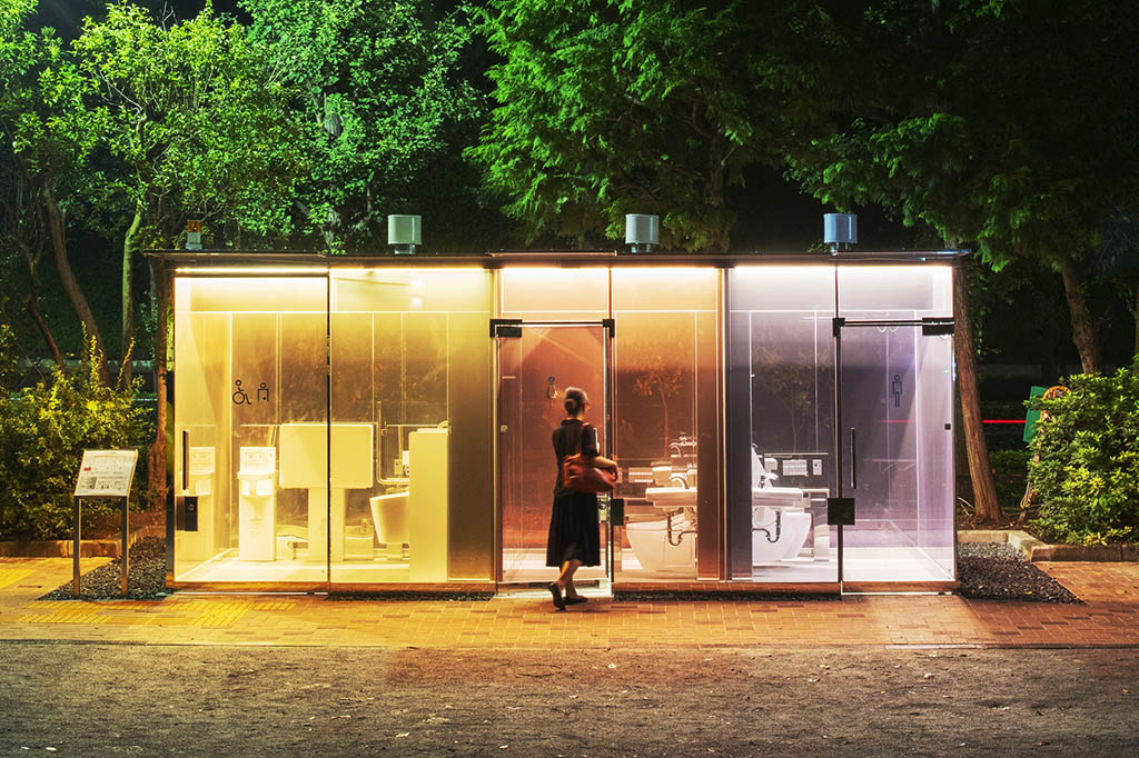 Por qué Tokio instala baños públicos transparentes en sus parques y cuál es la idea