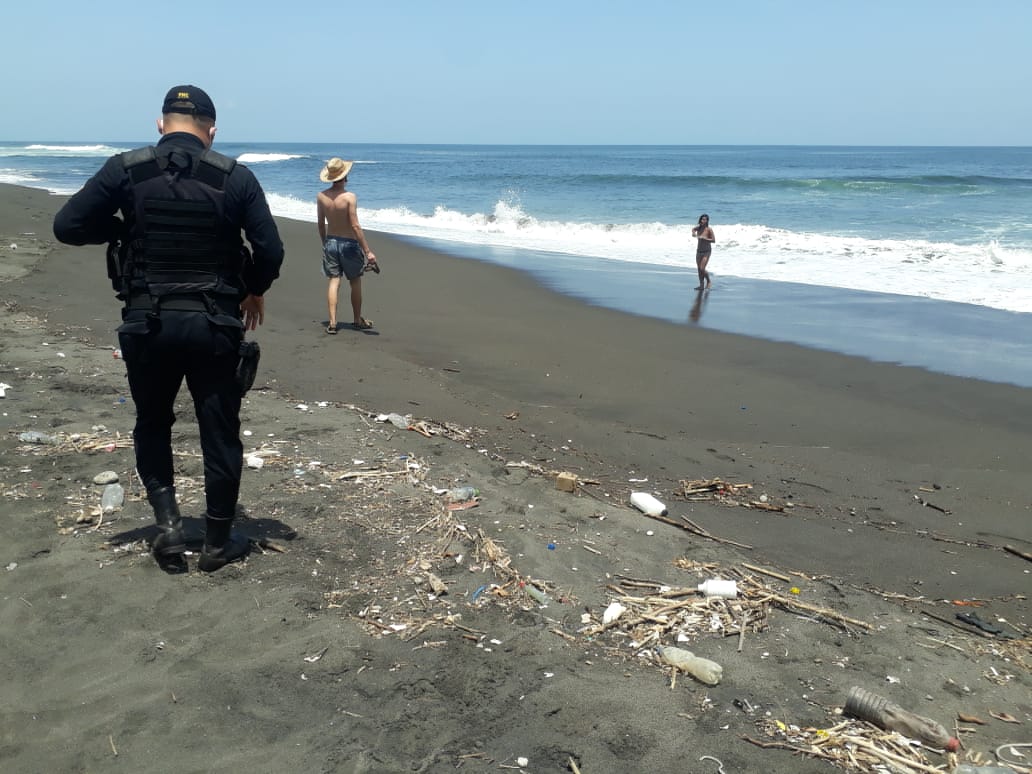Guatemaltecos se van a la playa en primer fin de semana sin restricciones