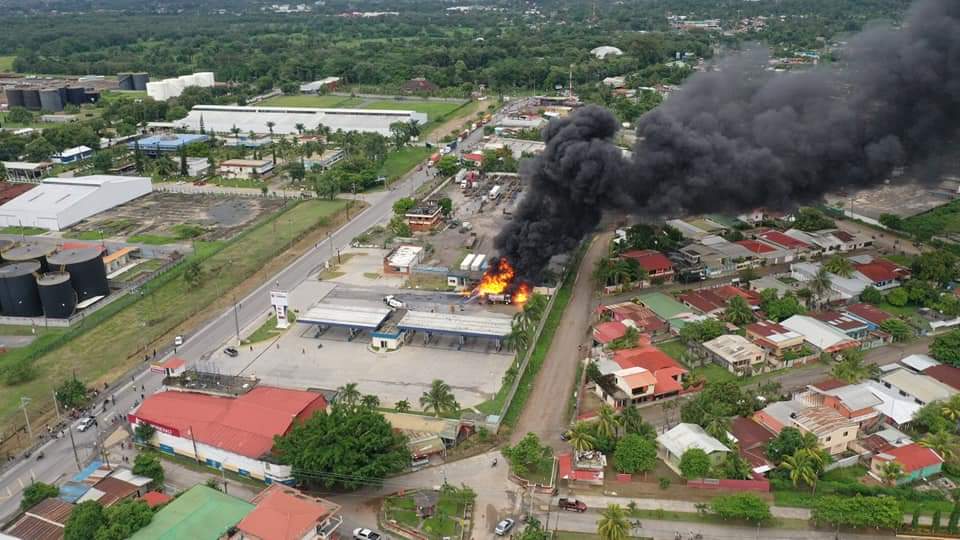 Derrame de combustible causó incendio en cisternas y contaminó un río en Izabal