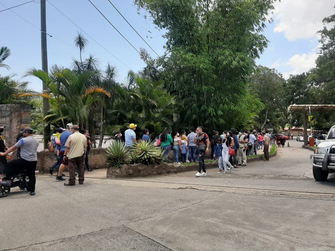Zoológico La Aurora recibe a miles de personas en el primer fin de semana de reapertura tras cinco meses cerrados