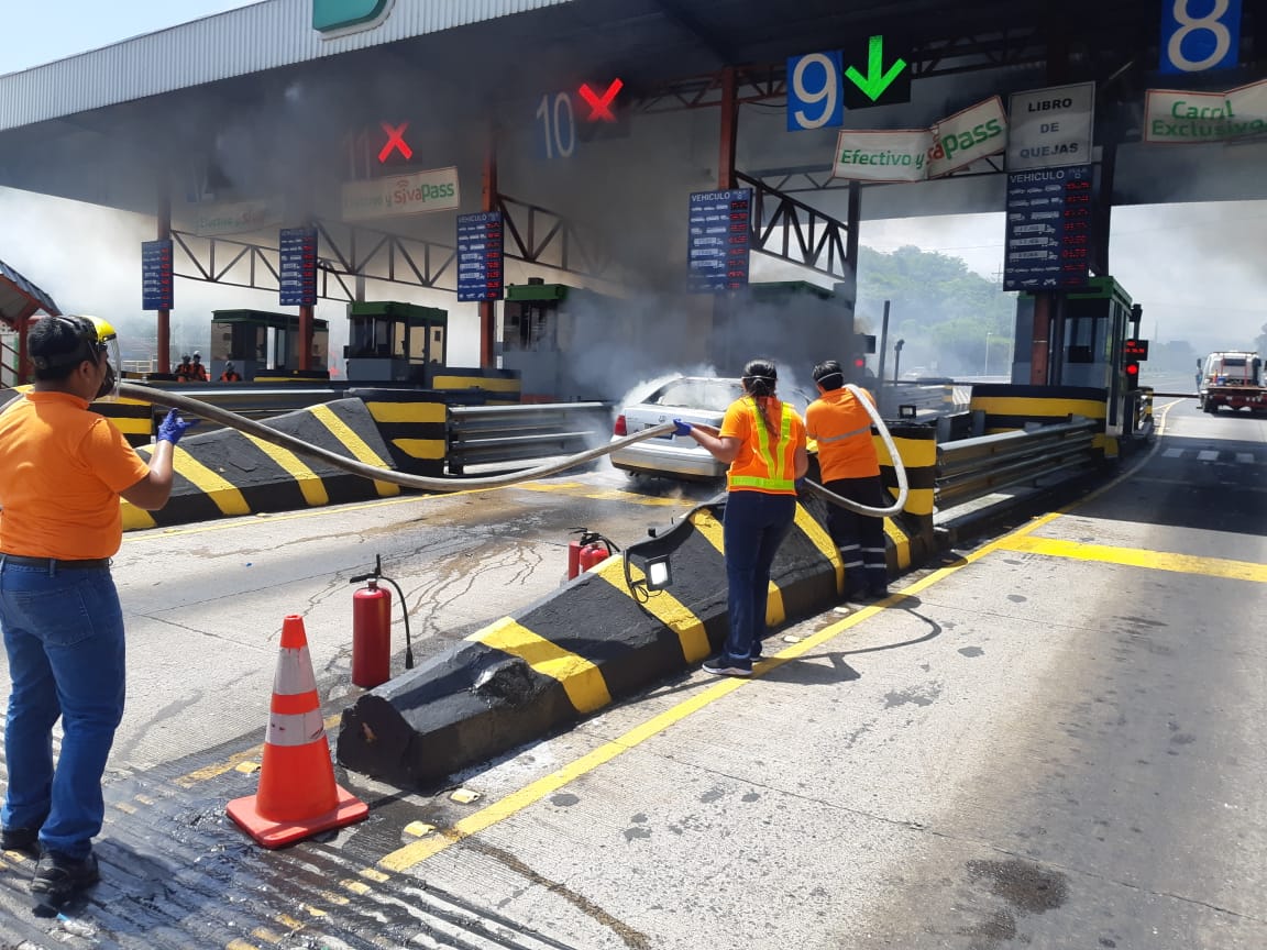 A pocos metros de la garita un vehículo explota y se incendia en la autopista Palín-Escuintla