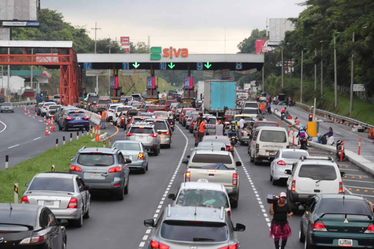 Tránsito lento en el peaje de Palín: 20 mil vehículos circularon este fin de semana