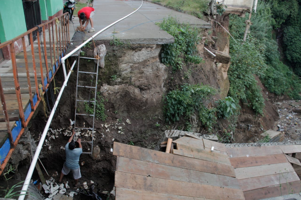 Vecinos de Boca del Monte viven en riesgo por destrucción de colector de agua de lluvia
